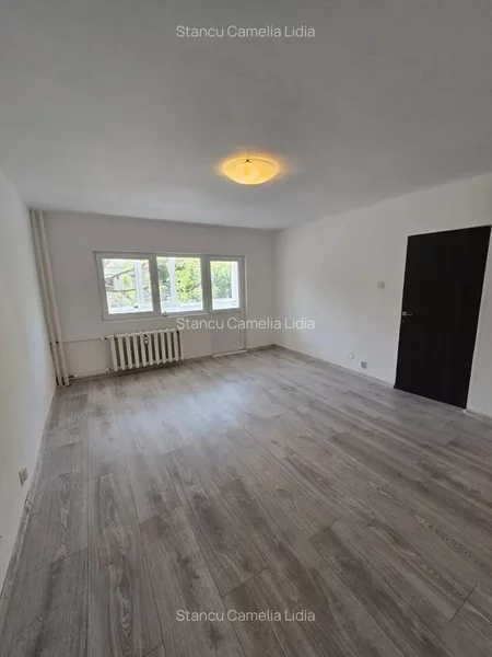 Uverturii Garsoniera decomandata, etaj 1/4, Teatrul Masca